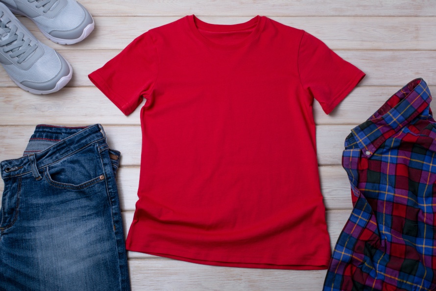 T-shirt, sportowe buty, dżinsy i koszula - podstawowe ubrania mody unisex
