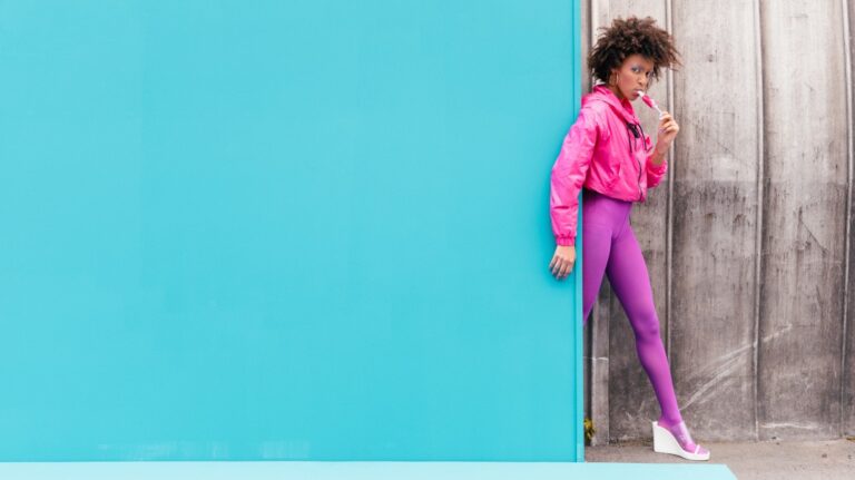 Moda lata 80. – ikoniczne damskie i męskie stylizacje