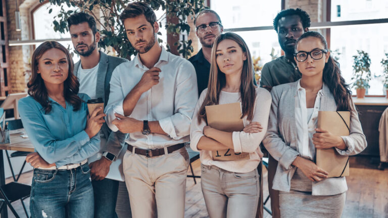 Styl smart casual: zasady męskiej i damskiej stylizacji