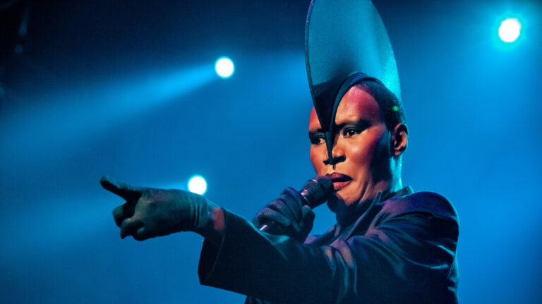 Grace Jones – ikona popkultury i symbol wolności lat 80.