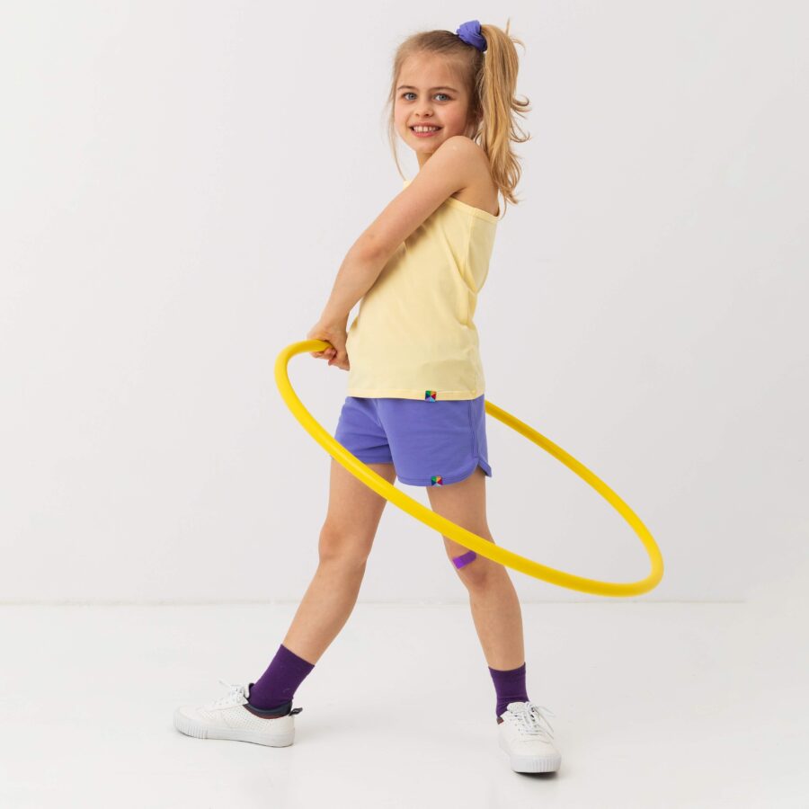 Dziewczyna w sportowym ubraniu bawiąca się hula hop