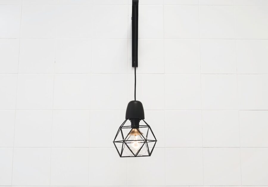 minimalistyczna lampa w przedpokoju