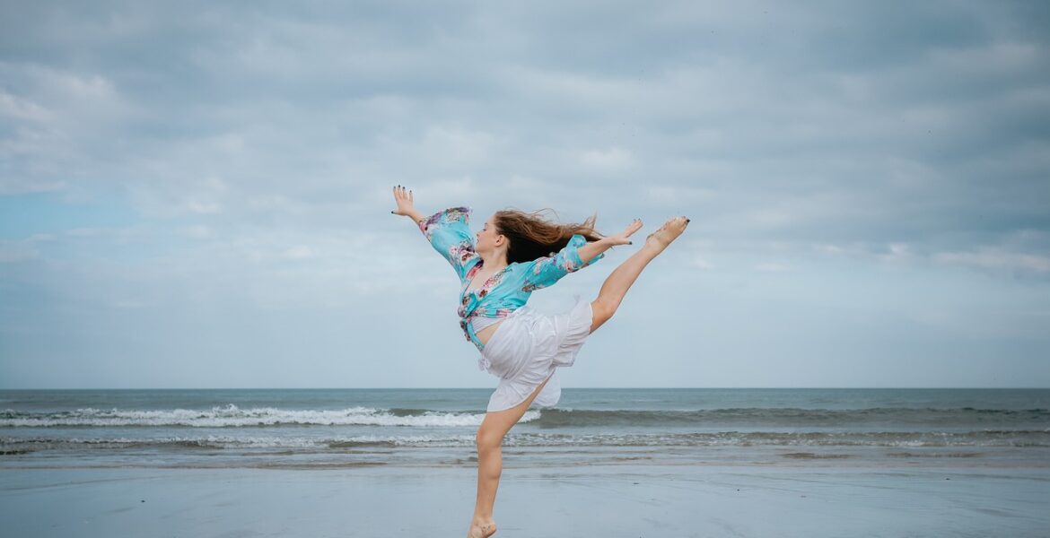 kobieta tańcząca na plaży