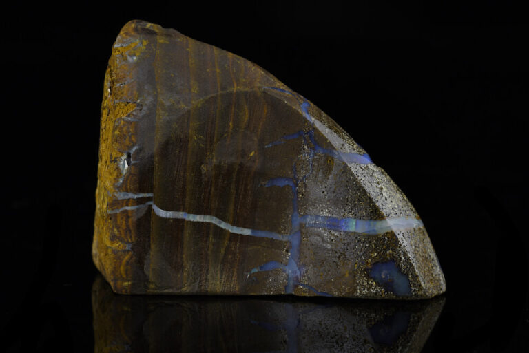 Opal – niezwykły kamień naturalny o bogatej historii i znaczeniu. Czym jest?