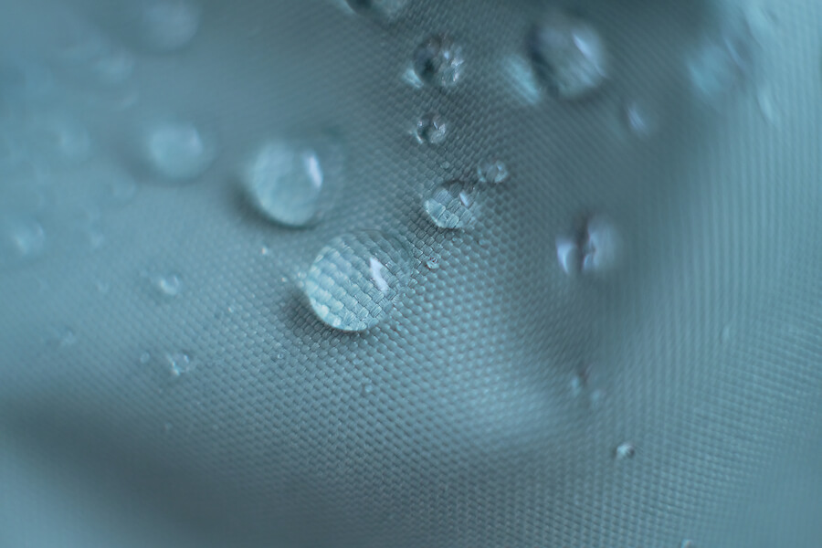 Ujęcie kropel wody na tkaninie wodoodpornej