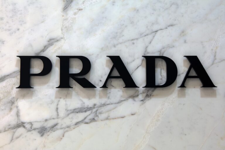Prada – od walizek do oficjalnego dostawcy domu królewskiego