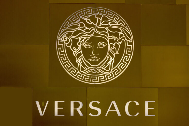 Versace – fenomen marki, która nigdy nie przestaje szokować