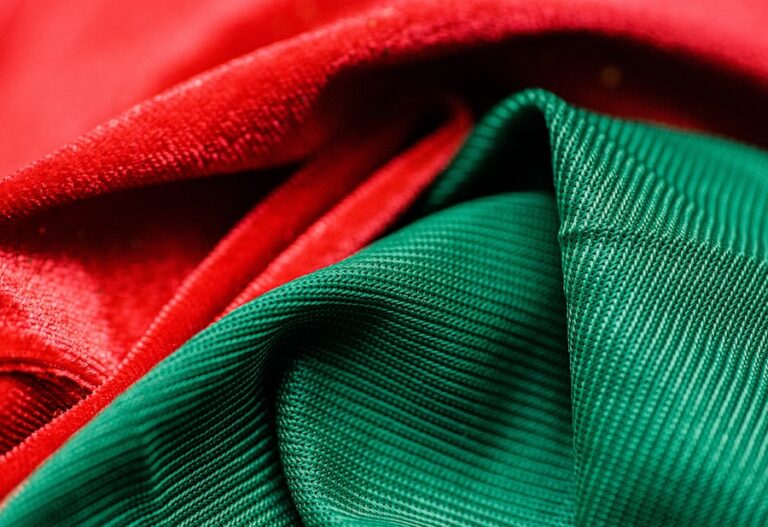 Tkaniny syntetyczne – nazwy i właściwości 15 materiałów