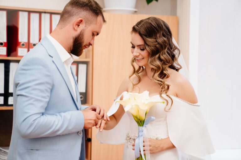 Ślub cywilny i wesele – niezbędne formalności i inspiracje Ślub cywilny i wesele – niezbędne formalności i inspiracje