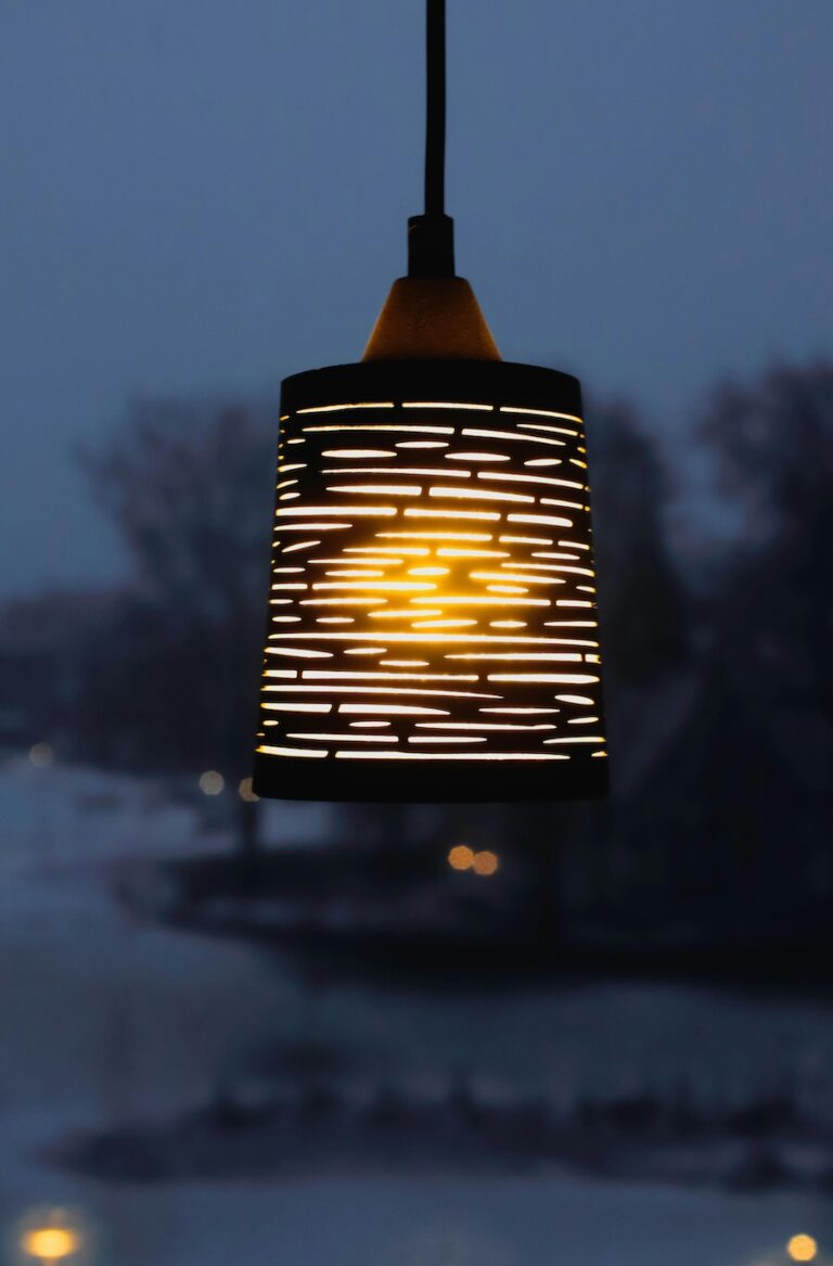 Inspiracje na przytulny taras przed domem: wiszące lampy tarasowe