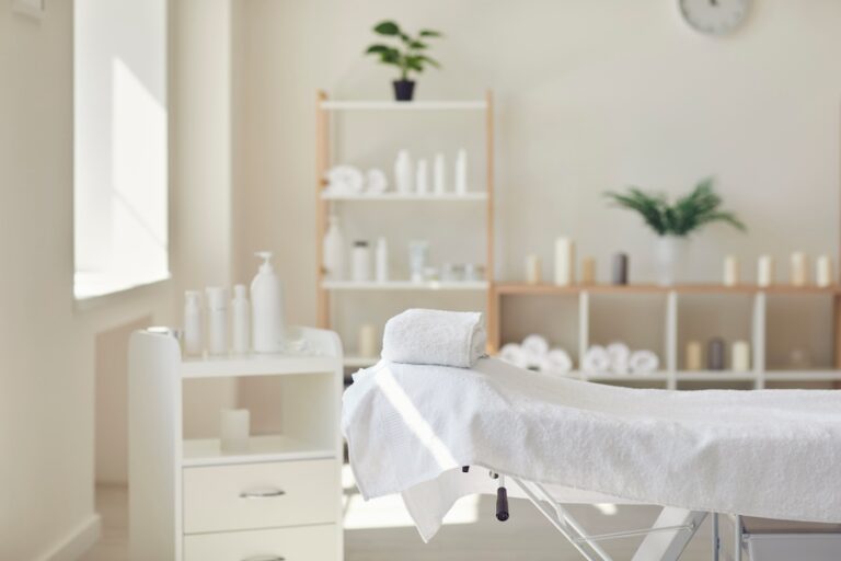 Jak urządzić profesjonalny salon kosmetyczny? O tych sprzętach nie możesz zapomnieć!