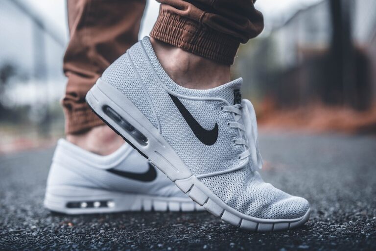 Białe sneakersy męskie – co wybrać w 2025 roku?