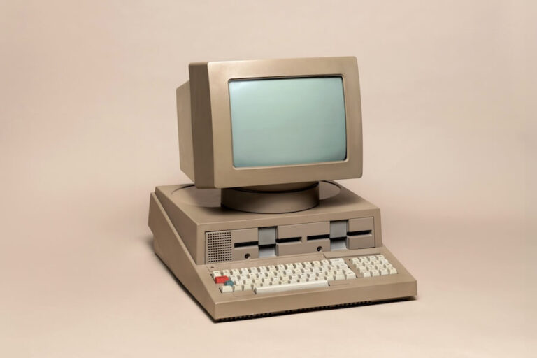 Jakie były komputery w latach 90.? Technologie i aktualne ceny