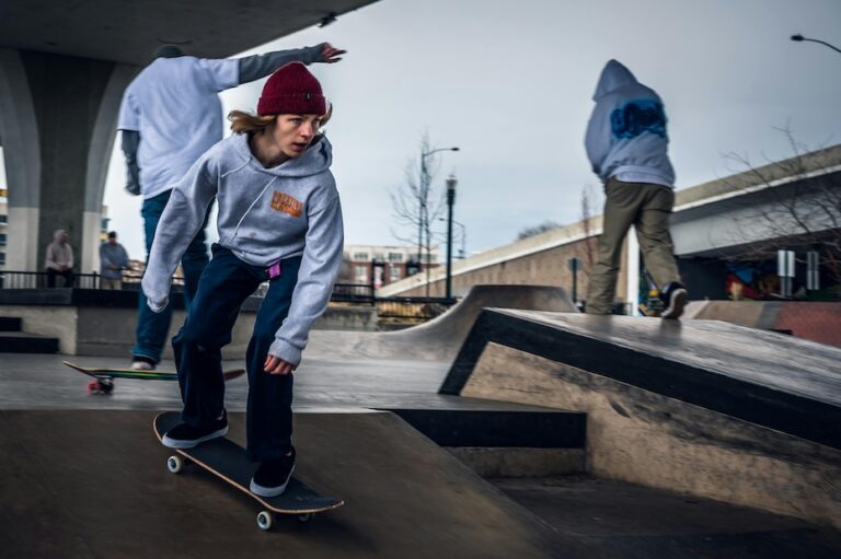 Moda skate a streetwear – co je łączy, a co różni?