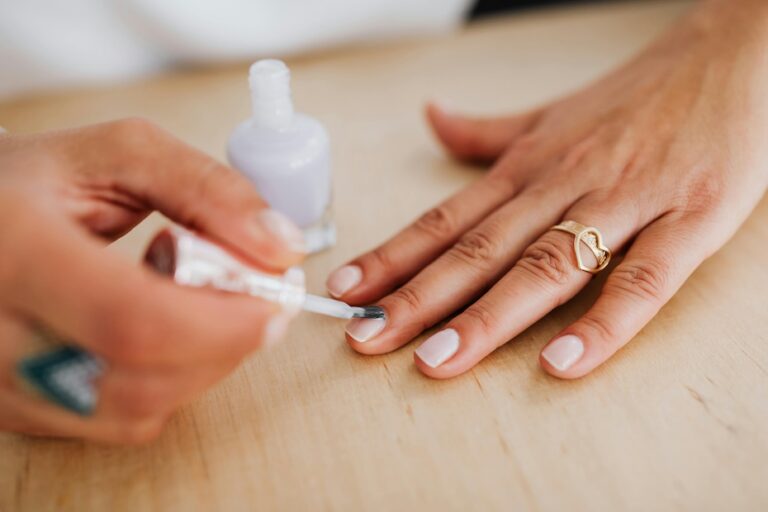 Trendy w stylizacji paznokci. Na jaki manicure warto postawić?