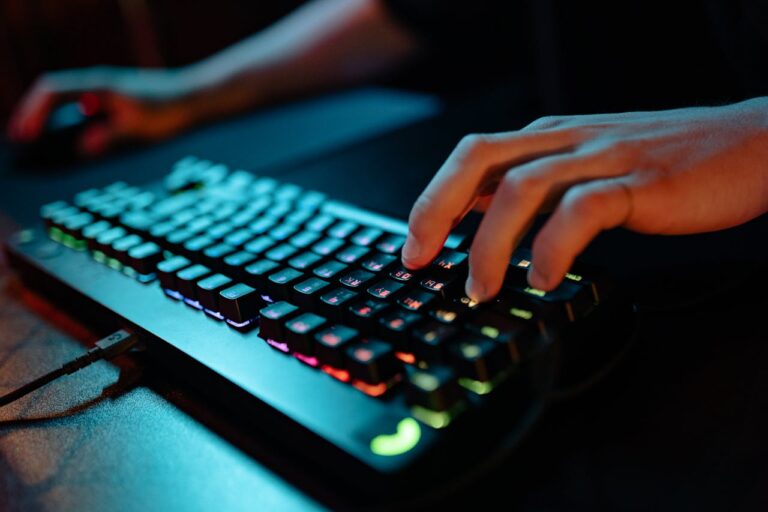 Klawiatury optyczne w grach – czy SteelSeries Apex 9 Mini daje realną przewagę?