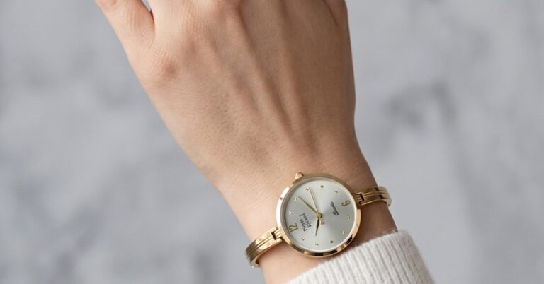 Klasyczne oznaczenia godzin czy biżuteryjne cyrkonie? Nowe trendy w designie damskich zegarków