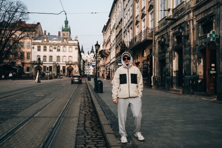 Autentyczność i klasyka – jak polski streetwear definiuje styl nowoczesnego faceta?